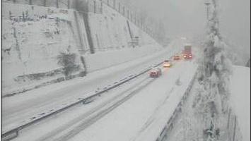 L'autoroute A2 est fermée entre Amsteg (UR) et le tunnel du Gothard pour permettre son déneigement. [Capture du site www.gotthard-strassentunnel.ch]