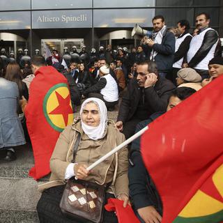 Les Kurdes ont manifesté partout en Europe, et notamment devant le Parlement européen à Bruxelles. [EPA/Keystone - Olivier Hoslet]