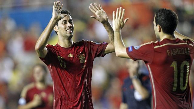 Sergio Busquets et Cesc Fabregas se congratulent après le beau succès de la Roja. [Alberto Saiz]