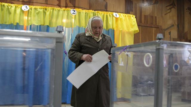 Une électrice ukrainienne, le 26 octobre 2014. [Alexander Ermochenko - Anadolu Agency]