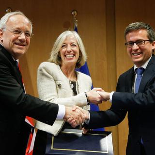Johann Schneider-Ammann à côté de Stefania Giannini, la ministre italienne de l'Education, des Universités et de la recherche de l'UE, le 6 décembre à Bruxelles. [EPA/Keystone - Julien Warnand]