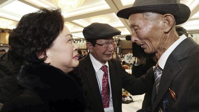 Dimanche 23 février: le Nord-Coréen Nam Gung Ryuck, à droite, retrouve sa fille sud-coréenne Nam Gung Bong-ja, qu'il n'avait pas vue depuis 60 ans. [AP Photo/Yonhap, Lee Ji-eun]