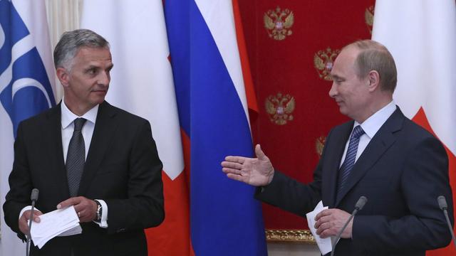 Didier Burkhalter (gauche) a rencontré mercredi Vladimir Poutine. [EPA/Sergei Karpukhin]