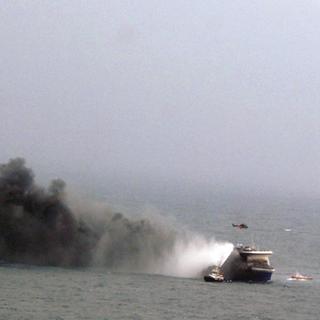 Le ferry est toujours en feu. [AP Photo/Italian Navy/Keystone]