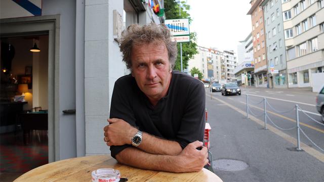 L’écrivain Alex Capus, patron du bar Galicia à Olten. [Alain Arnaud]