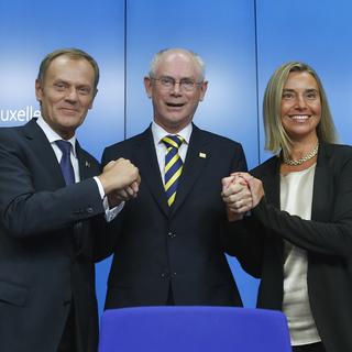 Les nouveaux élus - Donald Tusk comme président du Conseil européen et Federica Mogherini comme chef de la diplomatie européenne - entourent le président sortant Herman Von Rompuy. [Yves Herman]