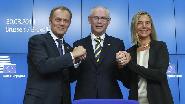 Les nouveaux élus - Donald Tusk comme président du Conseil européen et Federica Mogherini comme chef de la diplomatie européenne - entourent le président sortant Herman Von Rompuy. [Yves Herman]