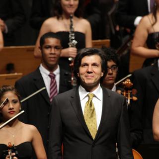 L'Orchestre des jeunes de Bahia et le chef d'orchestre Ricardo Castro. [Neojiba - Tatiana Golsman]