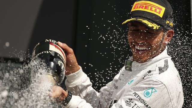 Hamilton s'est imposé pour la deuxième fois dans son Grand Prix national après 2008. [Reuters - Phil Noble]