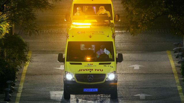 Une ambulance transporte l'aide-soignante qui a contracté le virus Ebola en Espagne. [AP Photo/Andres Kudacki]