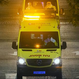Une ambulance transporte l'aide-soignante qui a contracté le virus Ebola en Espagne. [AP Photo/Andres Kudacki]