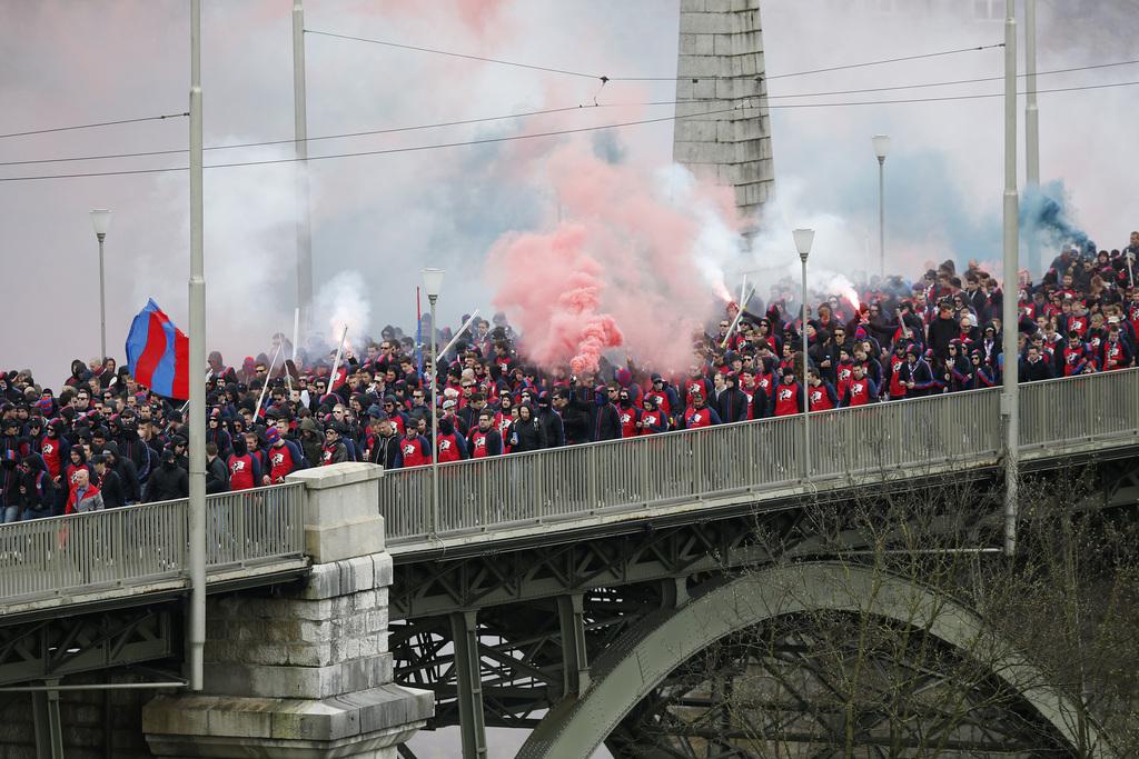 Des incidents avaient éclaté dans les cortèges des fans en avril dernier. [KEYSTONE - PETER KLAUNZER]