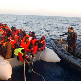 La marine italienne est venue en aide plus de 4000 migrants qui avaient pris la mer ces derniers jours. [AP/Keystone - Italian Navy]