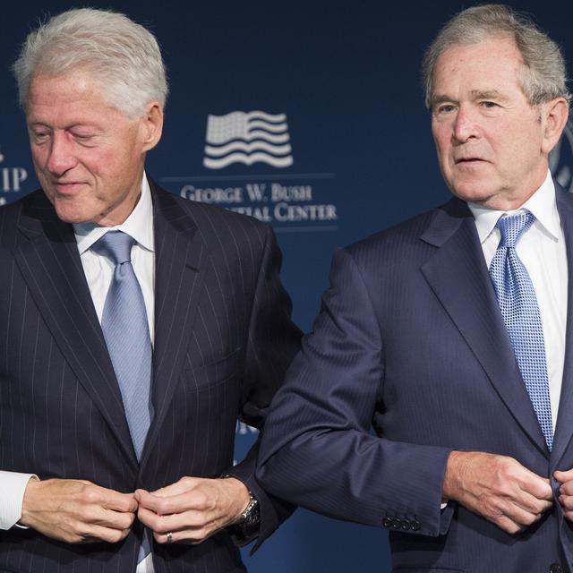 Bill Clinton (à gauche) et George W. Bush. [AFP - Saul Loeb]