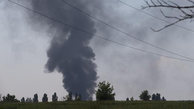 La fumée dégagée après le crash de l'hélicoptère. [AP/Keystone - Alexander Zemlianichenko]