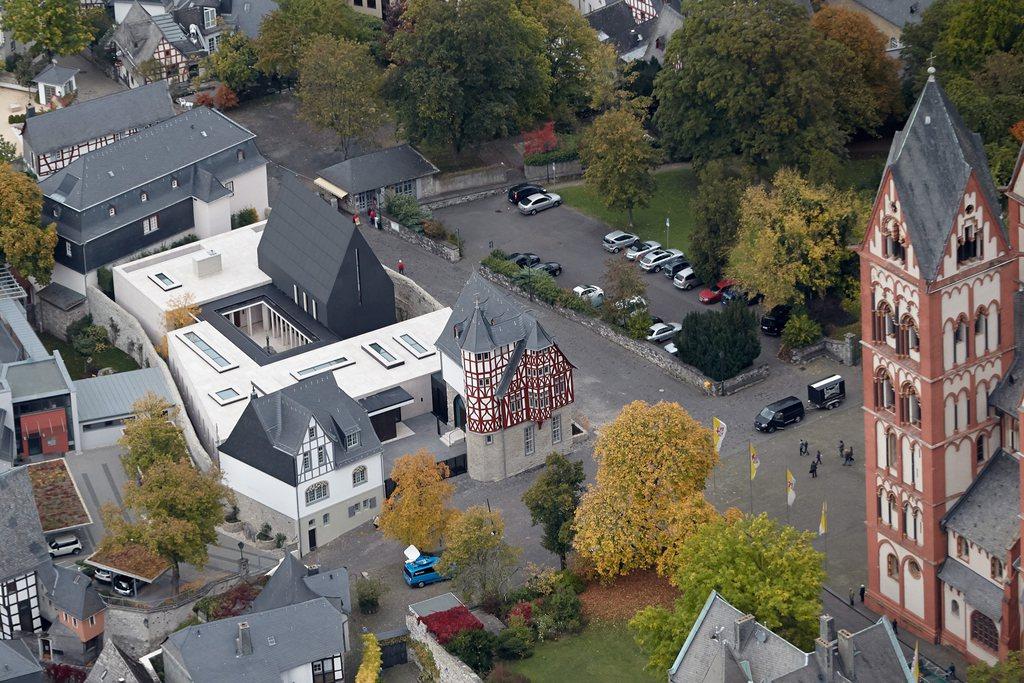 Une vue aérienne de la résidence de l'évêque du Limbourg, devant la cathédrale. La construction aura coûté plus de 30 millions d'euros. [KEYSTONE - EPA/THOMAS FREY]