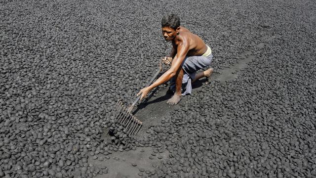 Vendredi 14 novembre: un ouvrier dans une usine de charbon à Bhubaneswar, en Inde. [AP Photo/Biswaranjan Rout]
