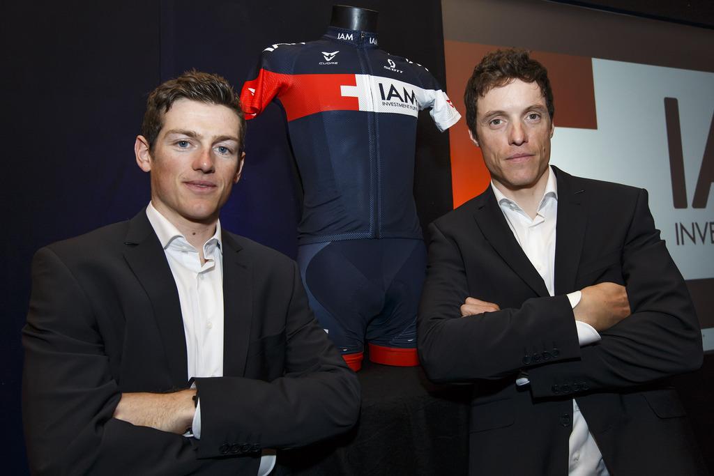 Mathias Frank (à gauche) et Sylvain Chavanel posent devant le maillot de l'équipe. [KEYSTONE - Salvatore Di Nolfi]