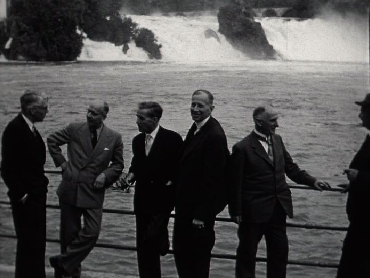 Groupe de pasteurs en visite aux chutes du Rhin en 1956. [RTS]