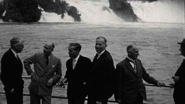 Groupe de pasteurs en visite aux chutes du Rhin en 1956. [RTS]
