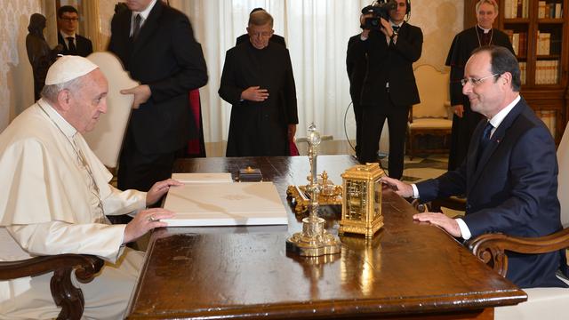 "Vous êtes un homme habitué à ce type de... contraintes", a glissé François Hollande au pape François sous une pluie de flashes photographiques. [Gabriel Bouys]