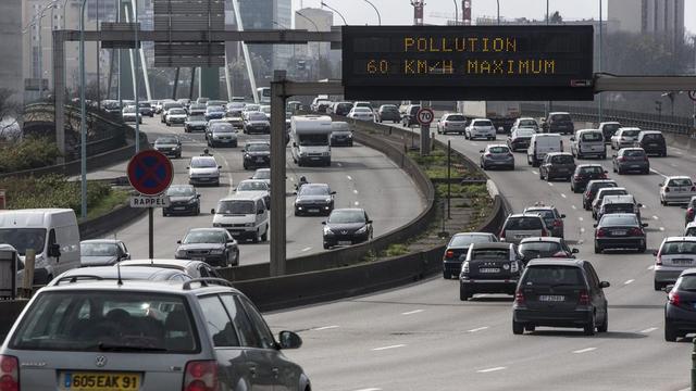Les Parisiens font face à un épisode de pollution dû aux particules fines. [EPA/Keystone - Etienne Laurent]