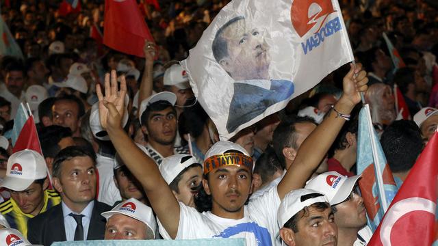 Les partisans de Recep Erdogan ont célébré la victoire toute la nuit (ici, à Ankara). [AP/Keystone - Burhan Ozbilici]