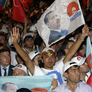 Les partisans de Recep Erdogan ont célébré la victoire toute la nuit (ici, à Ankara). [AP/Keystone - Burhan Ozbilici]