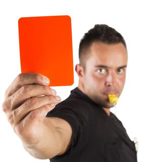 La police bâloise offre un sifflet et un carton rouge pour sensibiliser la population sur l'attitude à adopter en cas d'agression. (photo prétexte) [© codiarts - Fotolia.com]