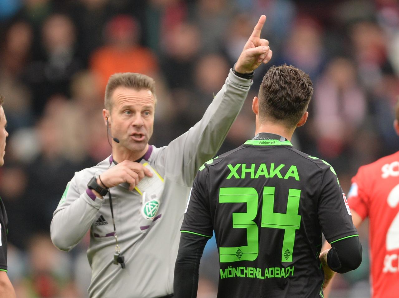 L'arbitre indique la sortie à Granit Xhaka, qui a précipité la chute de "Gladbach". [dpa Picture-Alliance/AFP - Patrick Seger]