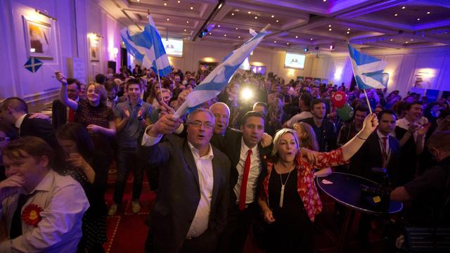 Joie d'opposants à l'indépendance de l'Ecosse réunis dans un hôtel de Glasgow après l'annonce des résultats du référendum vendredi. [Matt Dunham]