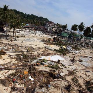 Le tsunami a fait quelque 215'000 victimes et de nombreux dégâts, comme ici en Thaïlande. [STR/Reuters]