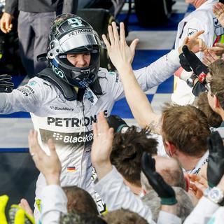 Rosberg n'a pas manqué de remercier son équipe Mercedes. [Diego Azubel]