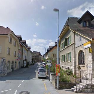 La grand-rue de la commune de Corcelles Cormondrèche (NE). [Google Street View]