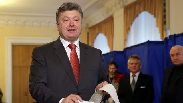 Petro Porochenko votant pour les législatives ukrainiennes ce dimanche. [EPA/TATYANA ZENKOVICH]