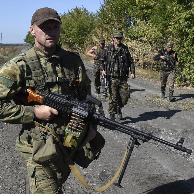 Des combattants pro-russes patrouillent le long de la frontière à Olenivka, petit village à 30 kilomètres de Donetsk. [AFP - Philippe Desmazes]