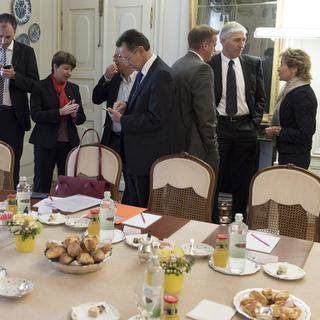 Les représentants des partis gouvernementaux avec la conseillère fédérale Eveline Widmer-Schlumpf (à droite). [LUKAS LEHMANN]