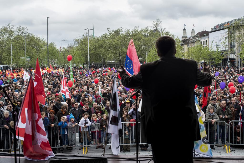 Le président du Parti socialiste Christian Levrat s'adresse à la foule à Zurich, ce 1er Mai 2014. [KEYSTONE - ENNIO LEANZA]