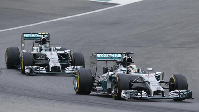 Hamilton (à droite) et Rosberg ont à nouveau joué les premiers rôles lors des "libres". [Darko Bandic]