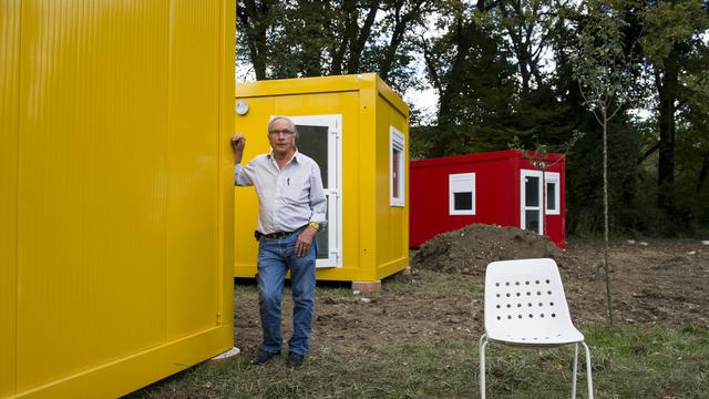 Noël Constant, président de l'association Carrefour-Rue, pose devant les containers mardi 21 octobre.