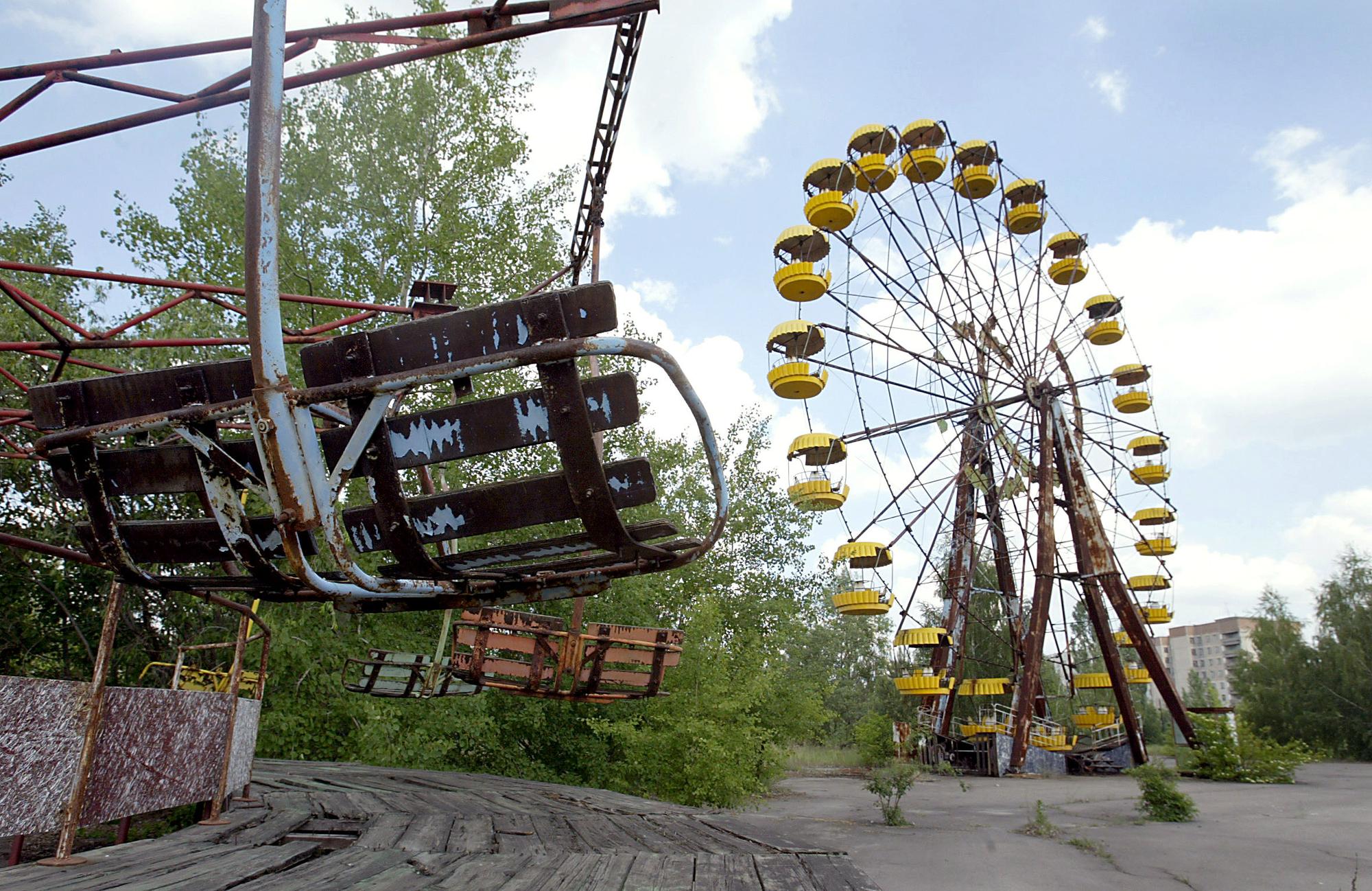 A Pripyat, en Ukraine, une grande roue, carrousel et autres attractions sont les stars de ce parc fantôme non loin de la ville de Tchernobyl (mai 2003). [AFP - SERGEI SUPINSKY]