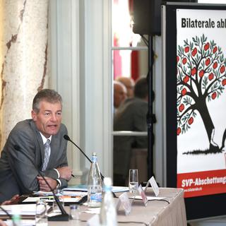 Heinz Karrer, président d'economiesuisse, lors de la conférence de presse commune à Berne. [Peter Klaunzer]