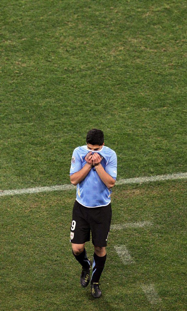 Luis Suarez ne sait toujours pas s'il pourra fouler le gazon brésilien. [KEYSTONE - Jon Hrusa]
