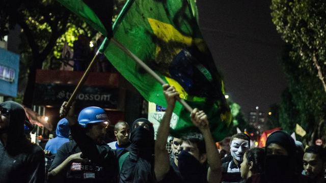 Encadrées de très près par les forces de l'ordre, les manifestations se sont déroulées très majoritairement de façon pacifique et même festive, autour du slogan "Coupe sans le peuple, me revoilà dans la rue!". [TERCIO TEIXEIRA / BRAZIL PHOTO PRESS]