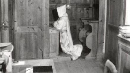 Chartreux de la Valsainte en prière dans sa cellule, 1961. [RTS]