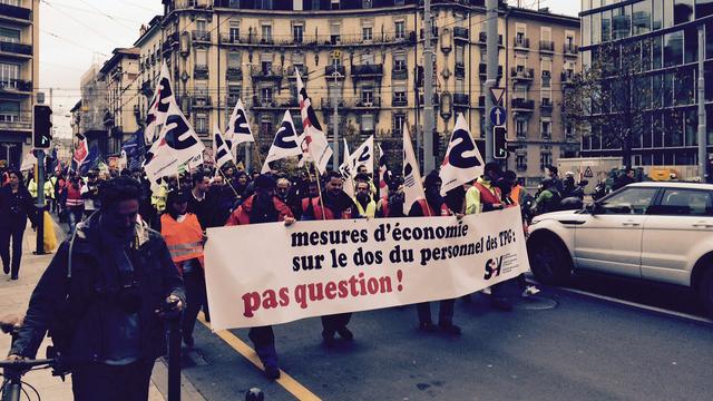 Un peu plus d'une semaine après avoir fait grève, les employés des Transports publics genevois, les TPG, manifestent à Genève jeudi 27 novembre 2014. [Pierre-Antoine Preti]
