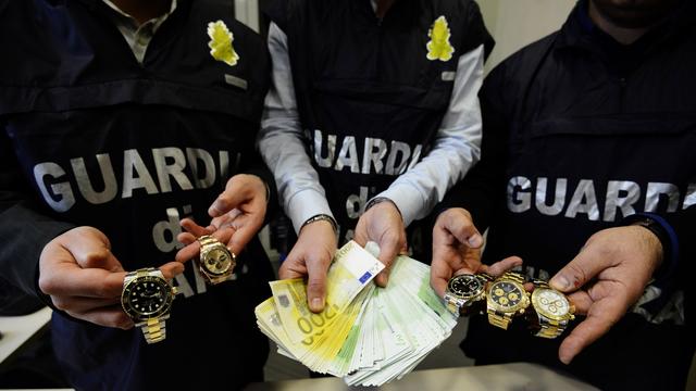 La police italienne a saisi des billets et des bijoux pour quelque 250 millions d'euros mercredi lors d'un coup de filet contre la Camorra en Italie. [Ph. Controluce/Salvatore Laporta]