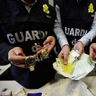 La police italienne a saisi des billets et des bijoux pour quelque 250 millions d'euros mercredi lors d'un coup de filet contre la Camorra en Italie. [Ph. Controluce/Salvatore Laporta]