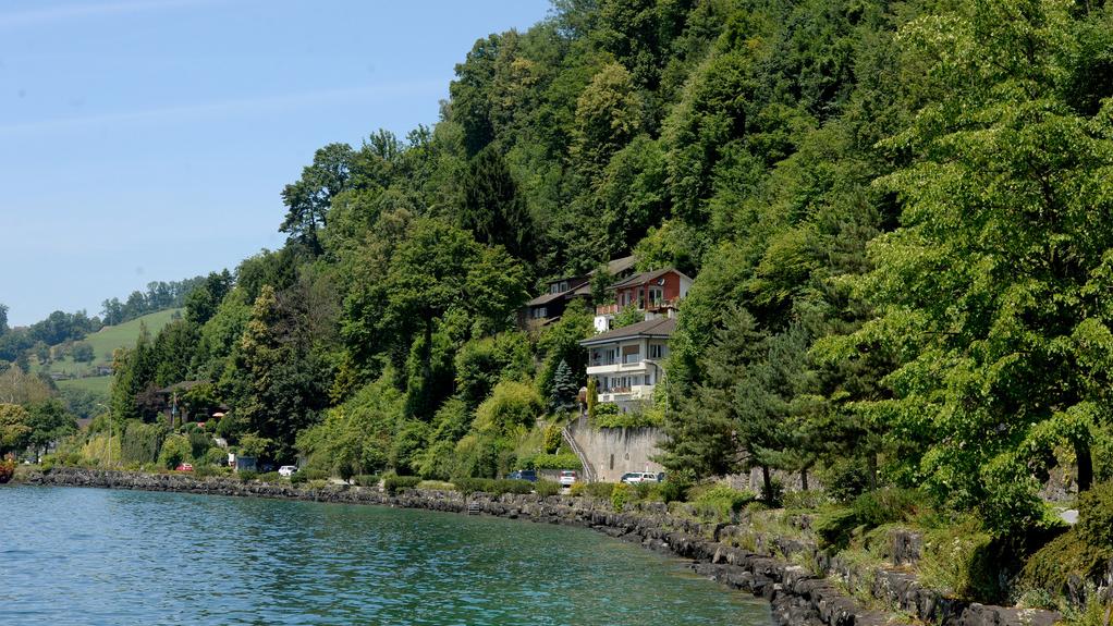 Cinq maisons au bord du lac des Quatre-Cantons doivent être évacuées d'ici le 1er août. [Urs Flueeler]