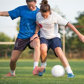 Le football est le premier sport féminin collectif en Suisse. [Fotolia - Dusan Kostic]